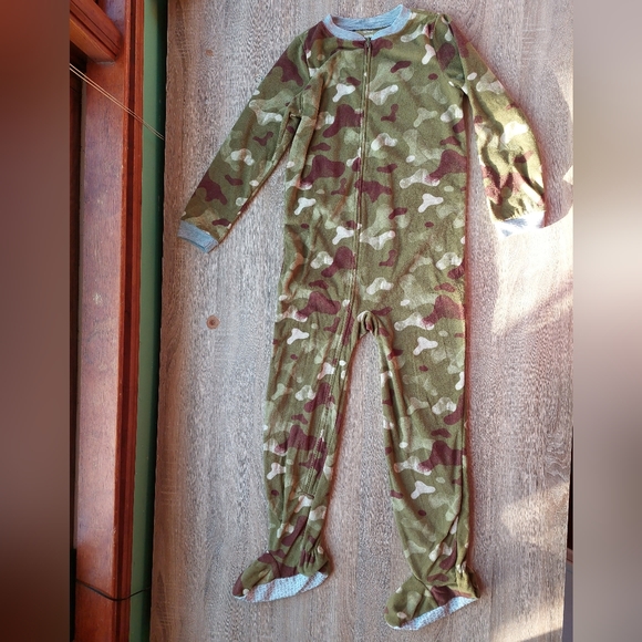 Bundle of Carter's fleece feet pajamas (update on bottom) - Picture 6 of 16